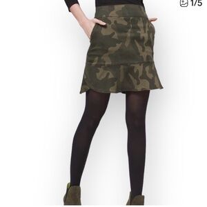 White House Black Market Green Camo Print Flounce Skirt. Pockets. NWT. Women’s 2
